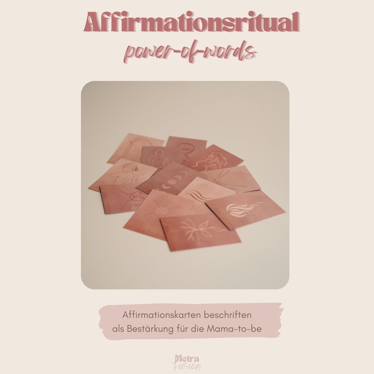 Ein Set von rosa Affirmationsritualen - Affirmationskarten von Metra Fusion ist auf einer hellen Oberfläche ausgebreitet, auf Deutsch beschrieben als perfekt für DIY Rituale oder ein durchdachtes Babyparty Geschenk für werdende Mütter.